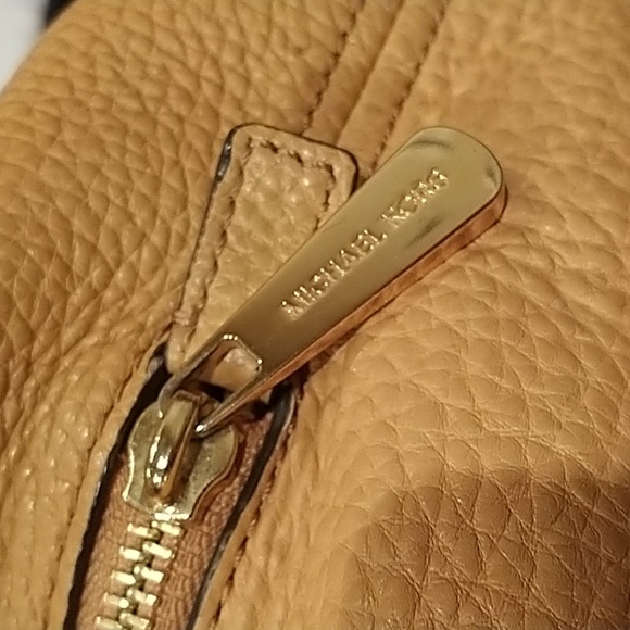 Michael Kors pebble Leather Shoulder 🛍️ Bag Gold Hardware - Picture 13 of 13